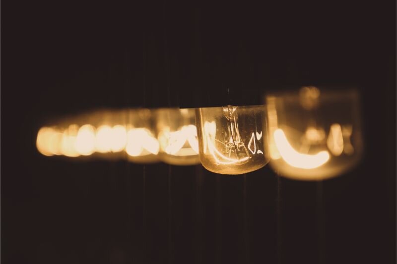 A Guide to Office Lighting-glare-lightbulbs