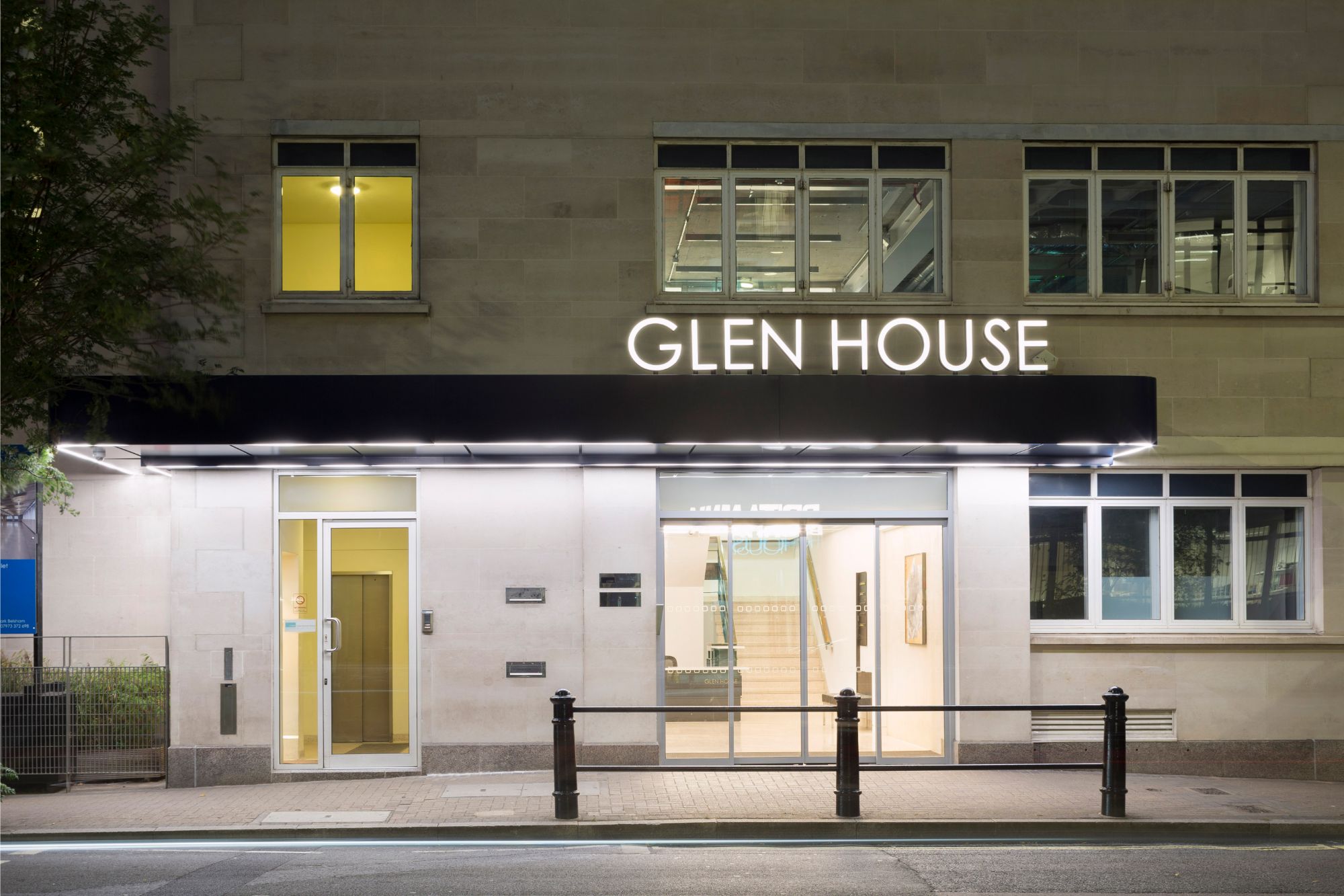 Bespoke architectural lighting for coffered slabs at Glen House, London.