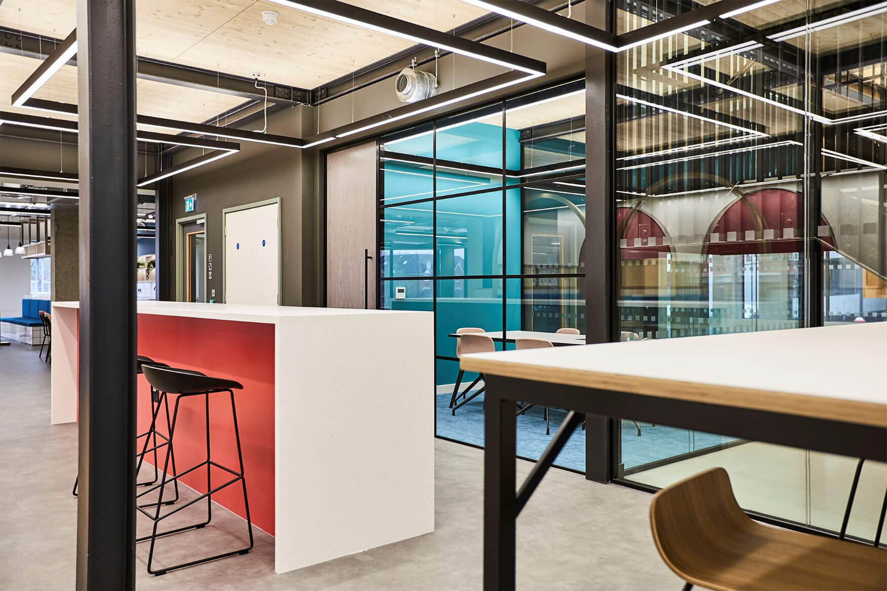 Informal-seating-area-in-office