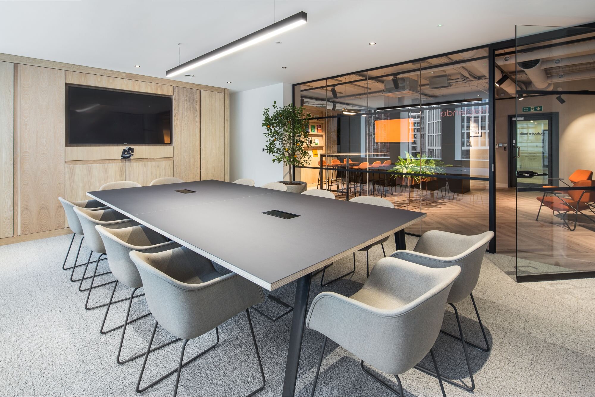 contemporary-boardroom-with-linear-light-min