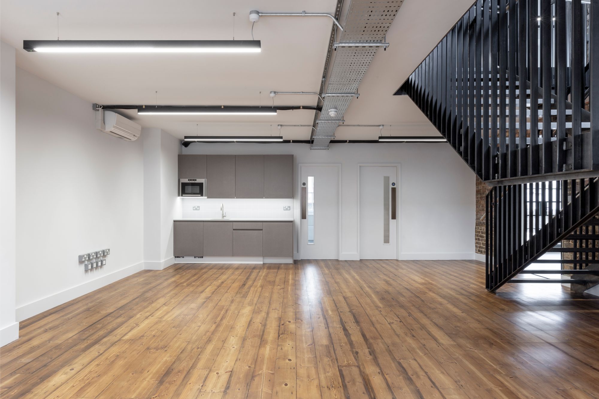 linear-office-lighting-straircase