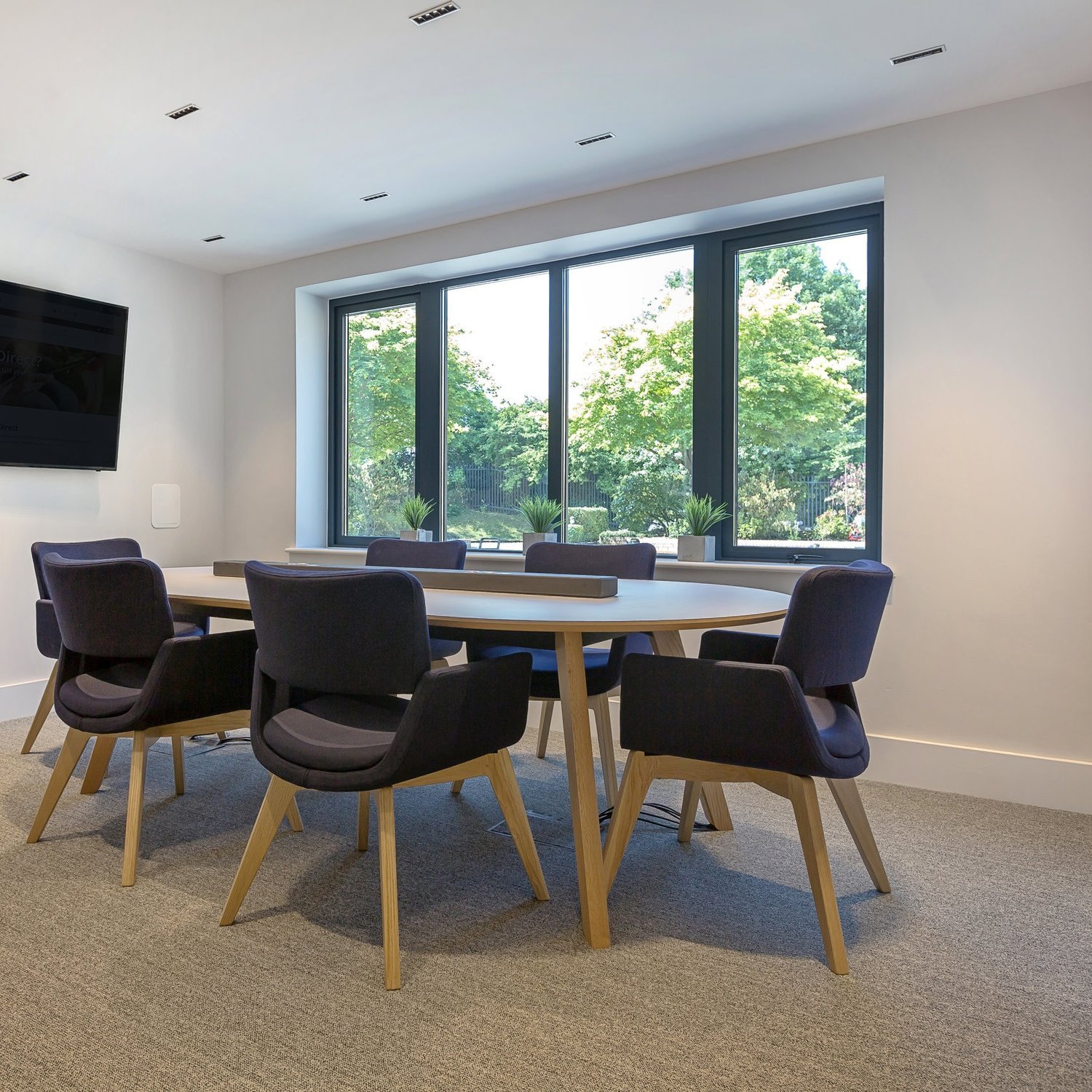 recessed-trim-lighting-meeting-room