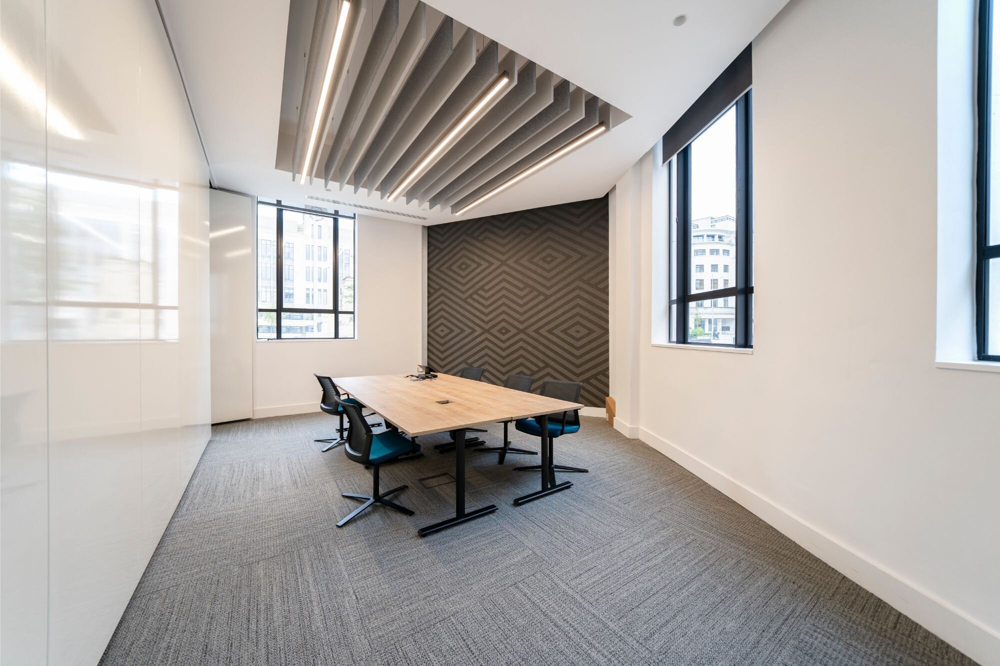 slim-linear-lighting-meeting-room